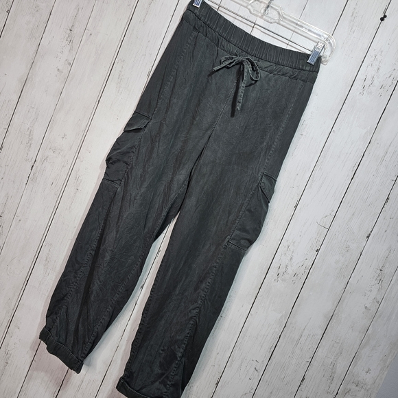 Lululemon Women's Move Lightly Tencel Cargo Pants Cropped 25" Evergreen Size 4. - Picture 5 of 10